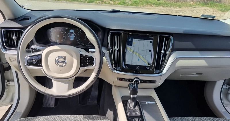 Volvo V60 Cross Country cena 114999 przebieg: 157000, rok produkcji 2019 z Otmuchów małe 379